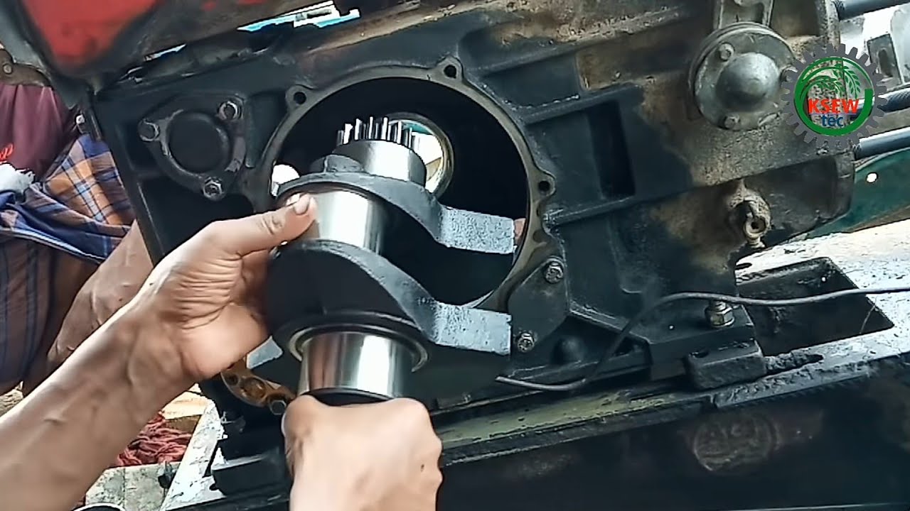 How to install crankshaft of China diesel engine/12 HP China engine crankshaft install very easy.