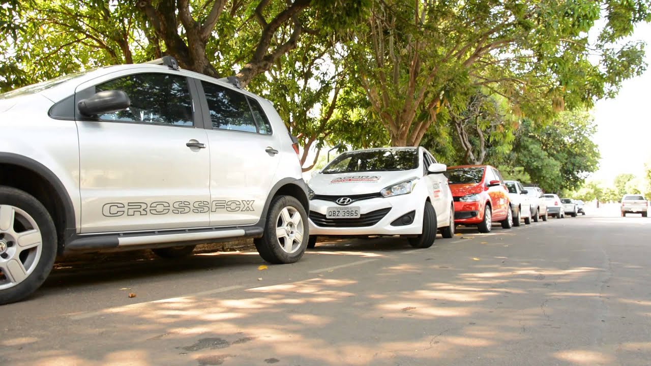 Instrutora mostra o jeito mais fácil de estacionar o veiculo