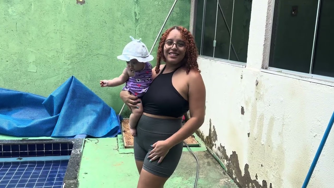 Primeira vez da Ísis na piscina. Com 7 meses ❤️