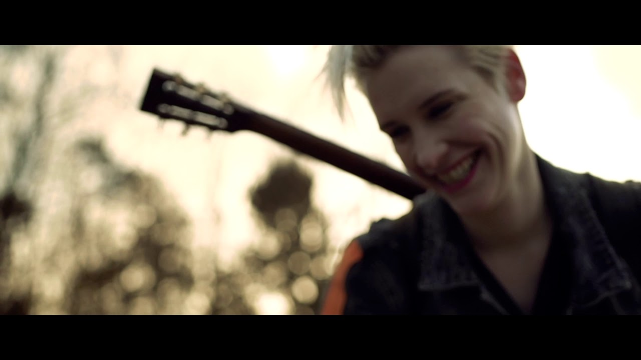 Deine Cousine - Runaway Girl (Offizielles Video)