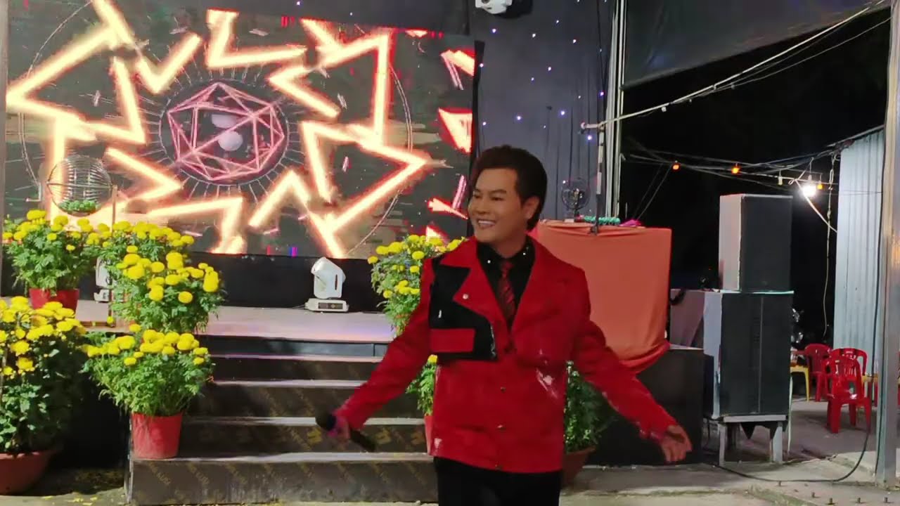 Cả Sĩ Nhật Minh đi xiêu xe Show diễn đón đầu năm mới 
