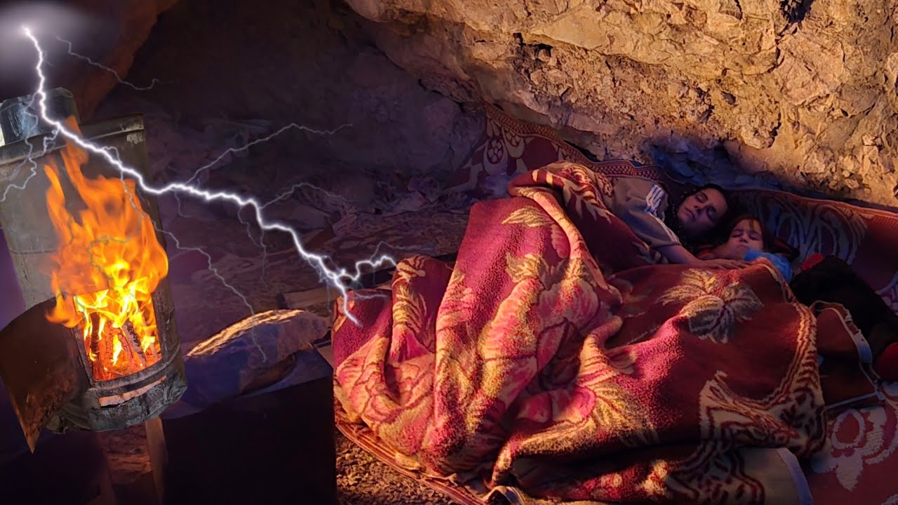 😱 Жизнь в горной пещере | Борьба трудолюбивой матери за выживание в зимние холода 🏔️❄️