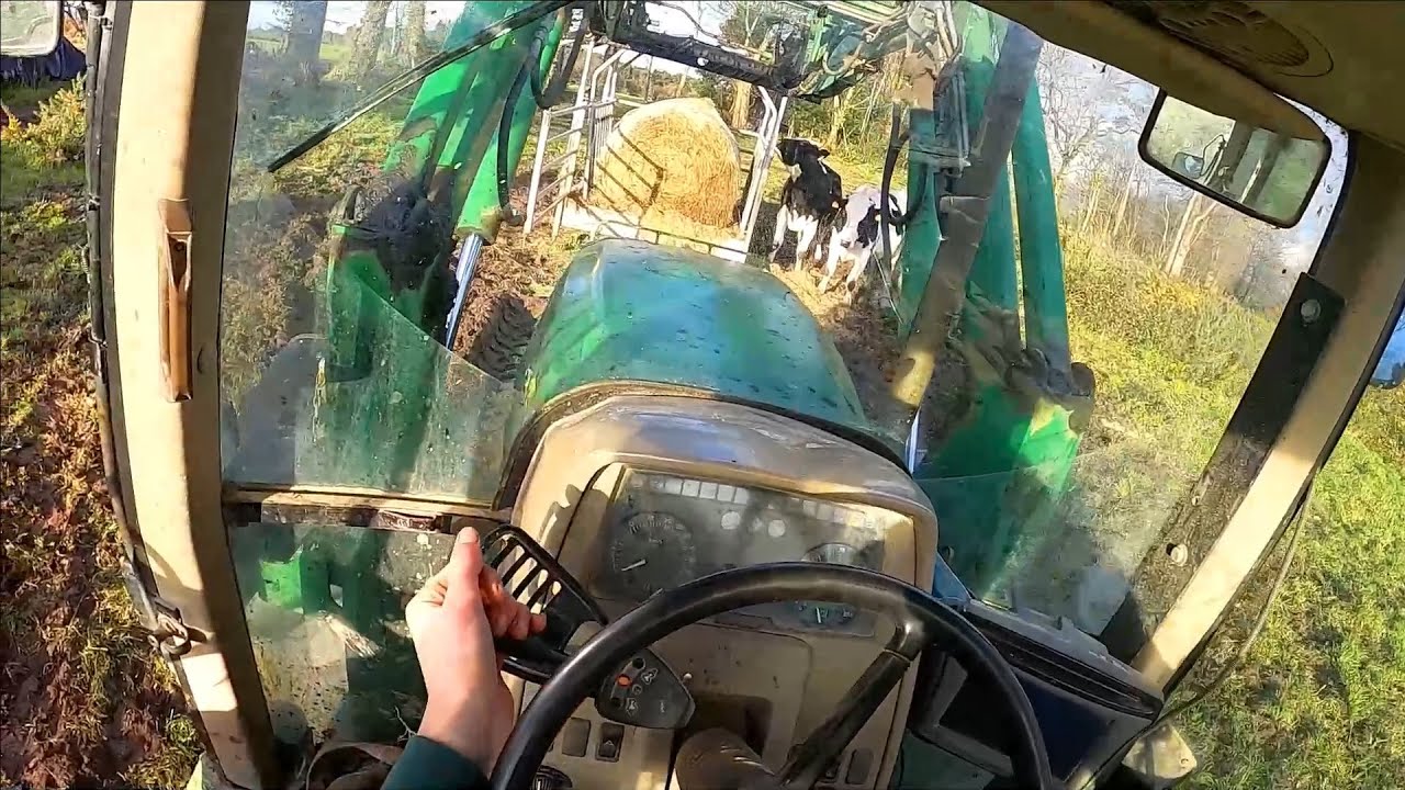 Cab view  |   John Deere 6220 bottes enrubannage dans un râtelier