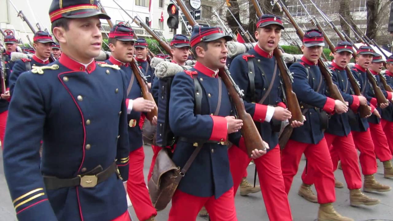Desfile de la Compañía Histórica Chacabuco en Concepción.