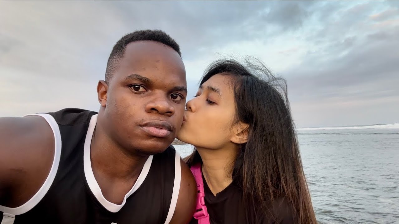Black Man Impress Chinese Girls After Ordering In Fluent Chinese