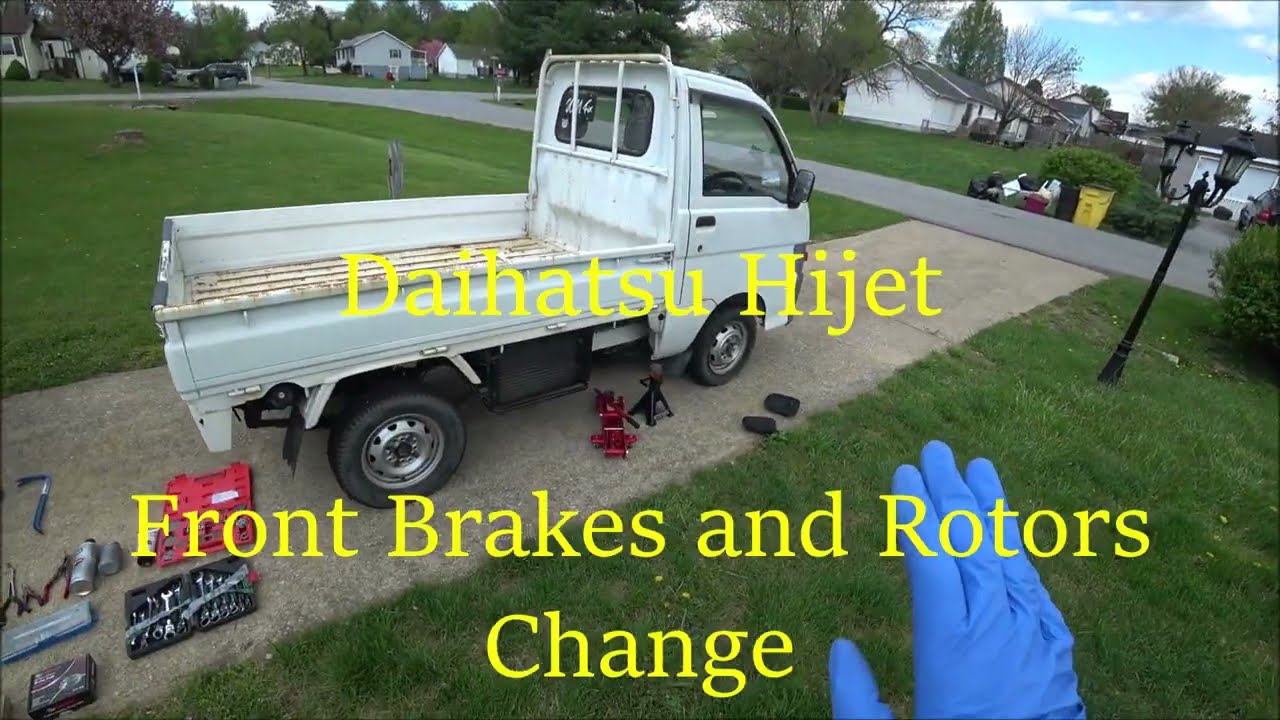 Замена передних тормозов и роторов Daihatsu Hijet (1995 S110P)