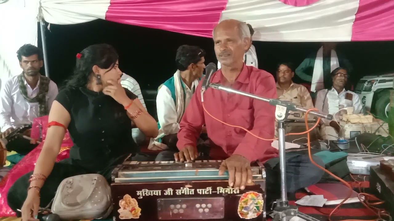 ऐसा झगड़ा आपने कभी नहीं देखा होगा, सुजान सिंह मुखिया मिनोरा और रजनी तिवारी महोबा