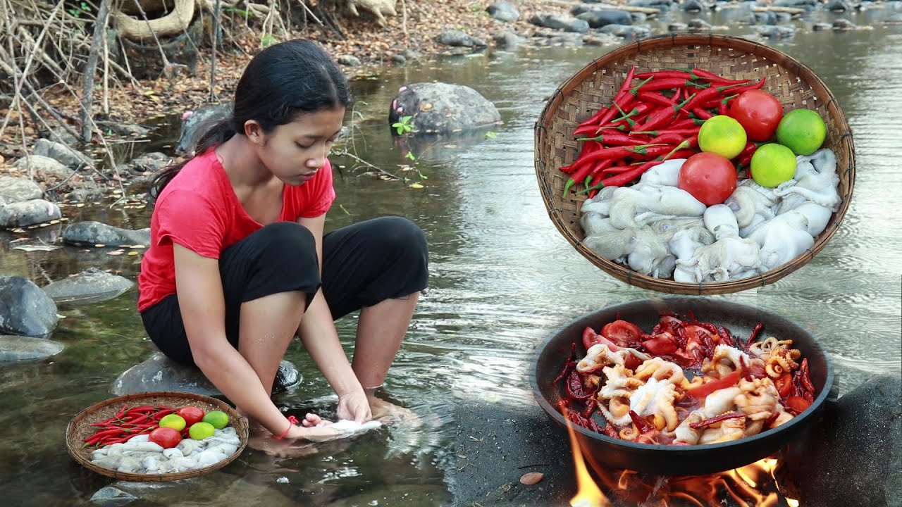 Cooking octopus spicy Chili with Natural Tomatoes and peppers  for Eating delicious