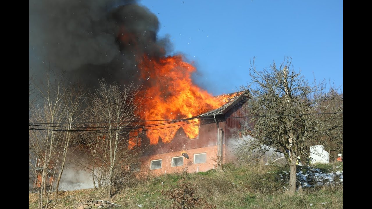 GERSFELD (RHÖN): Scheune in Flammen: Großer Löscheinsatz in Altenfeld mit 150 Kräften