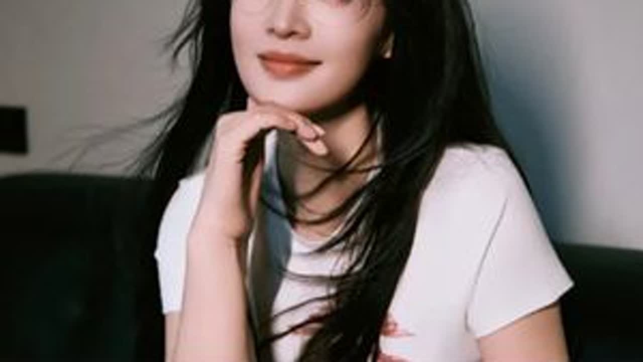 你可以永远相信花少奇看偶不看定律 ，新一季不仅导演变得谨慎了，邀请的嘉宾也都是讨好型人格#李沁 #张晚意 #陈数 #那英 #花少7