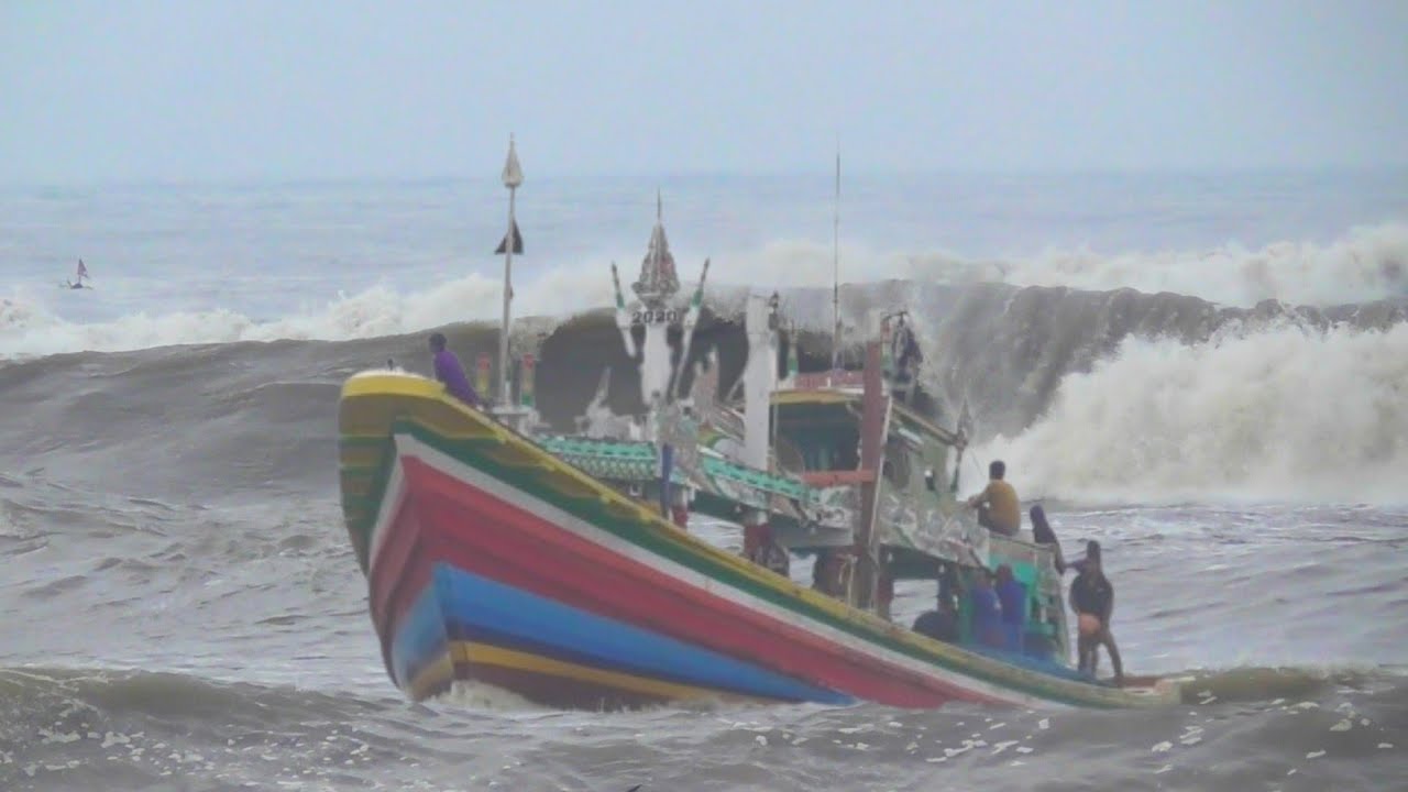 Pulang melaut melewati ombak besar plawangan puger 