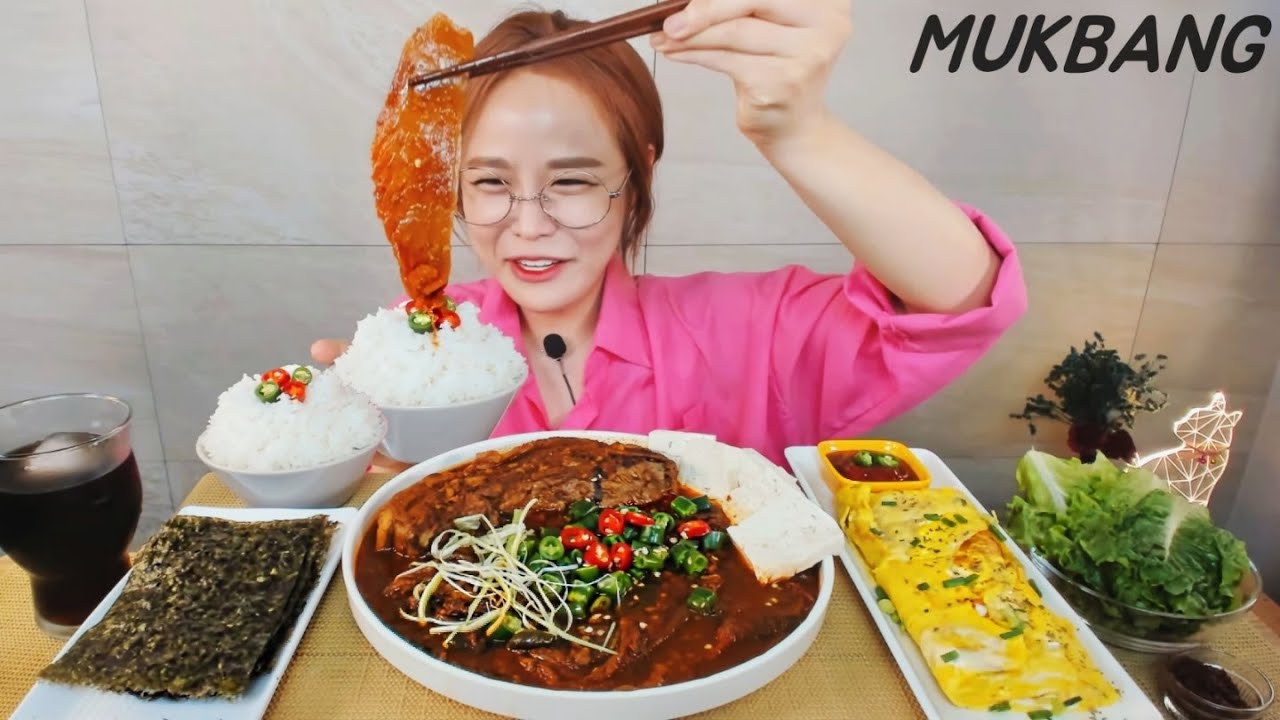 Субтитры) Spicy braised kimchi with whole pork belly. Omelet with Cheese. REAL SOUND. ASMR. MUKBANG
