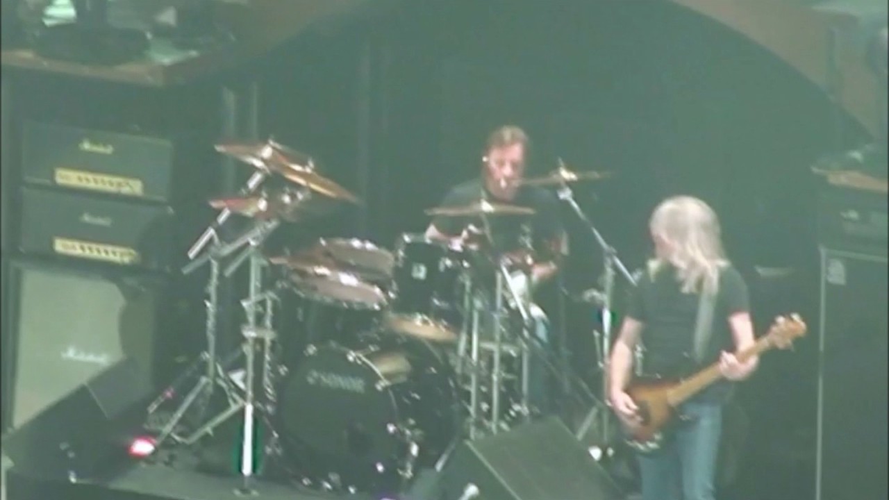 AC/DC - Phil Rudd ( Drum cam ) N°2