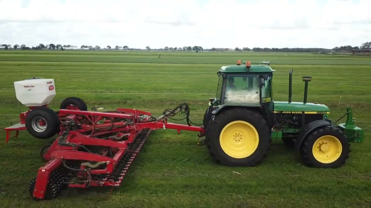 Melkveebedrijf Dominé Staphorst John deere 2850 met HE-VA grasroller