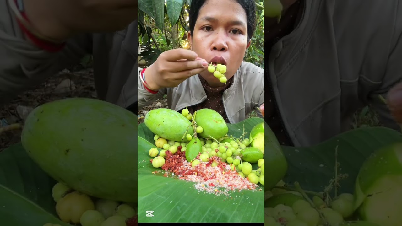 Mango Eat sour food together. Hot peppers