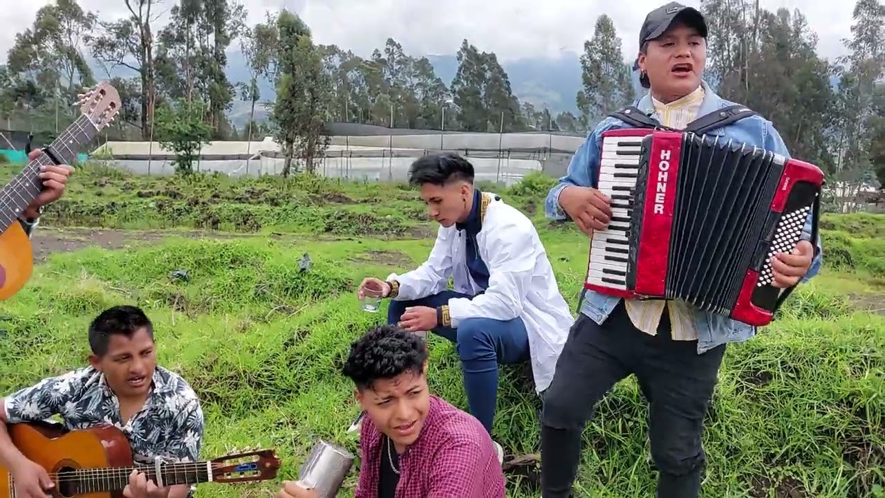 Sanjuanito: Cholita Ingrata, junto a los amigos del grupo Stiward Bands.