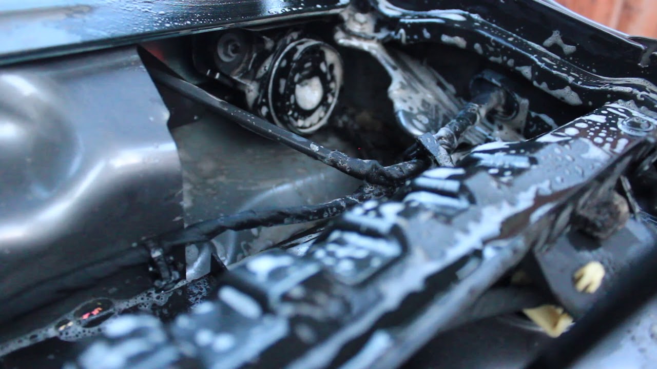 Cleaning scuttle panel drains on mk3 Renault Megane