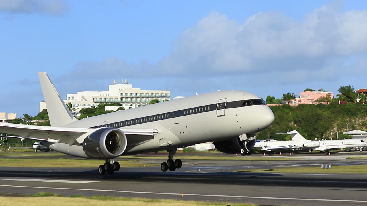 Roman Abramovich Bandit dreamliner B787-800 P4-BDL landing at St Maarten.