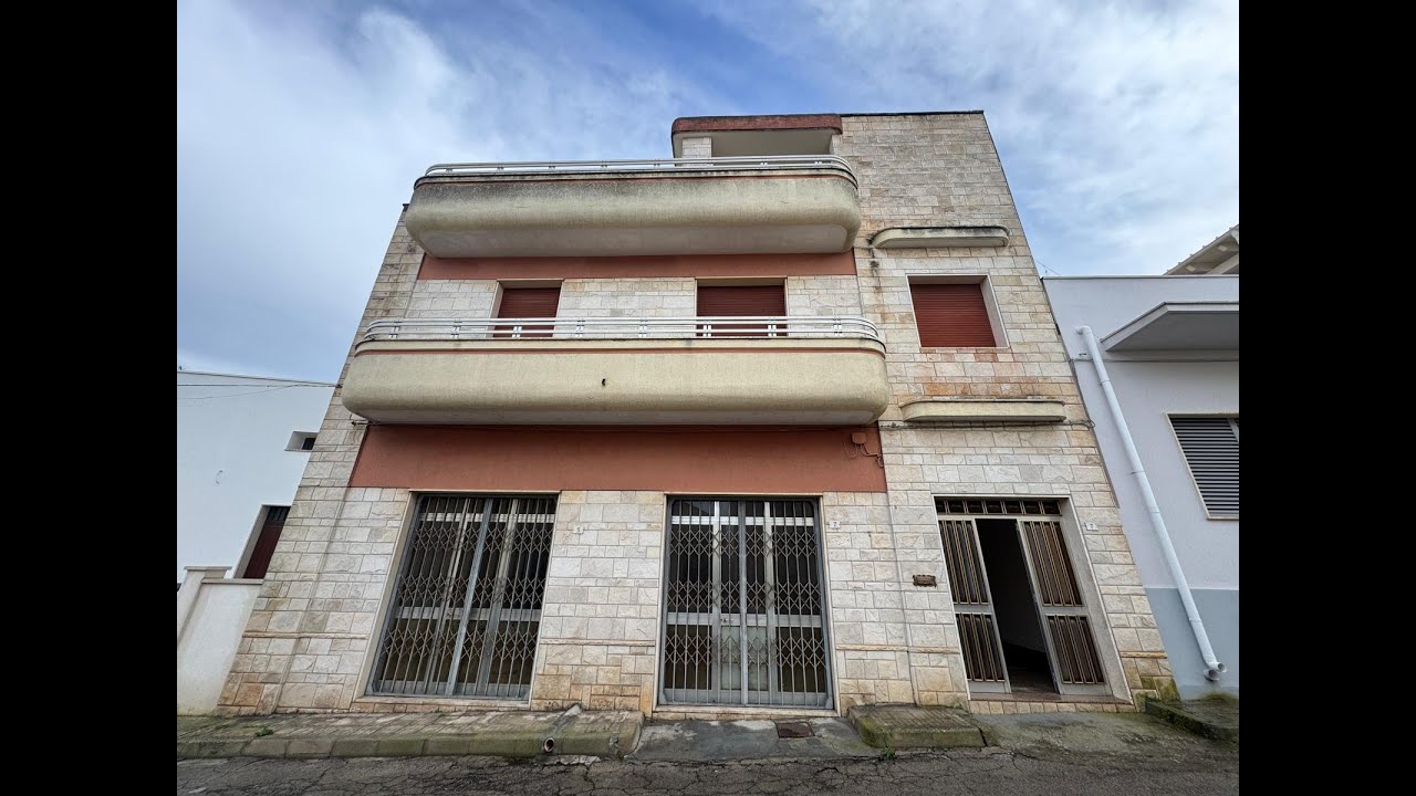 Casa singola su tre livelli con terrazze panoramiche a Parabita! Video 3