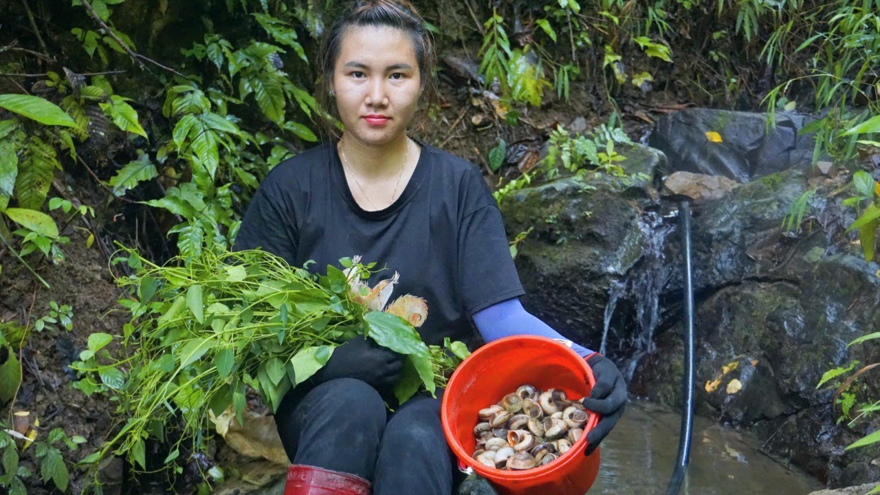 Picking wild spinach, Picking up mountain snails, cooking with my daughter to enjoy