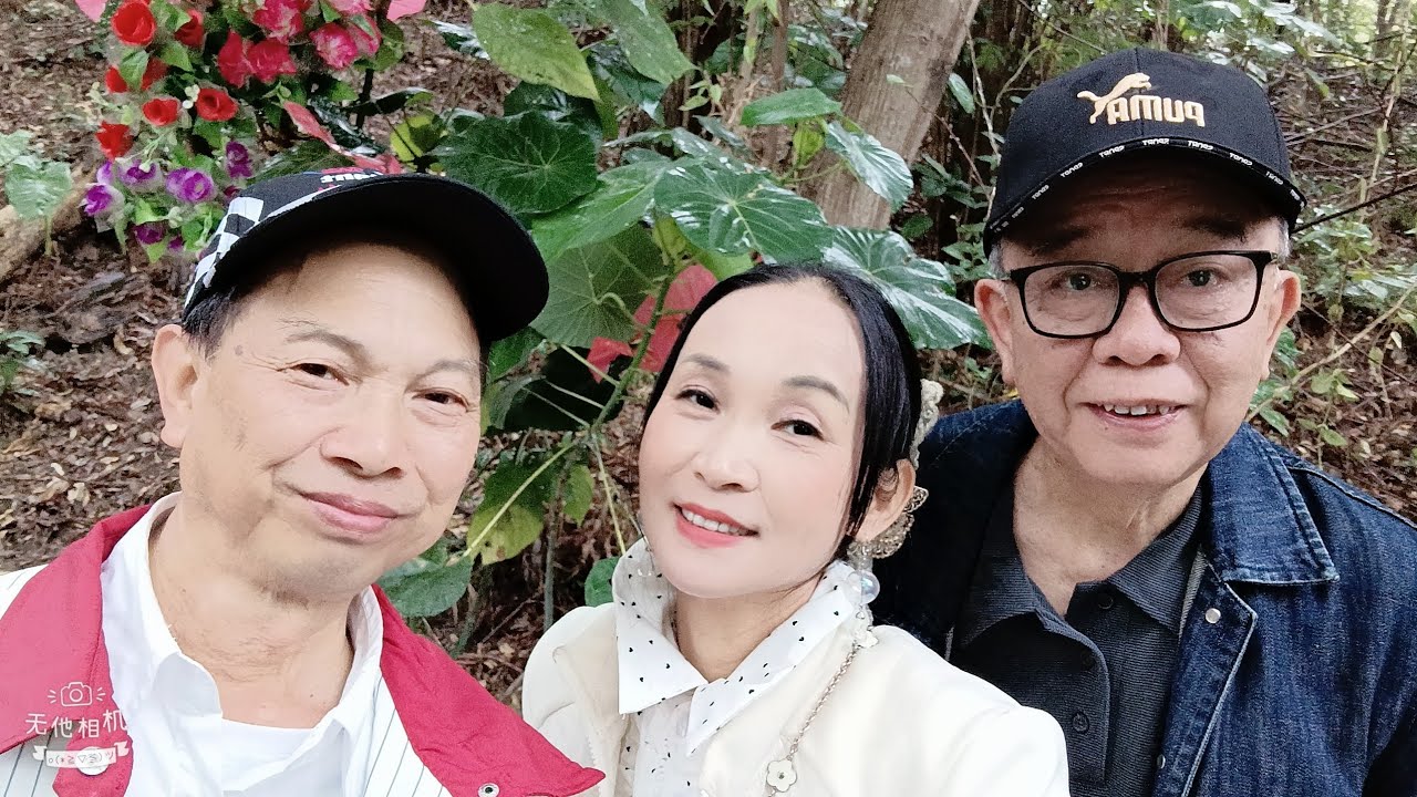 「小白兔唱歌频道」正在雨中山顶直播