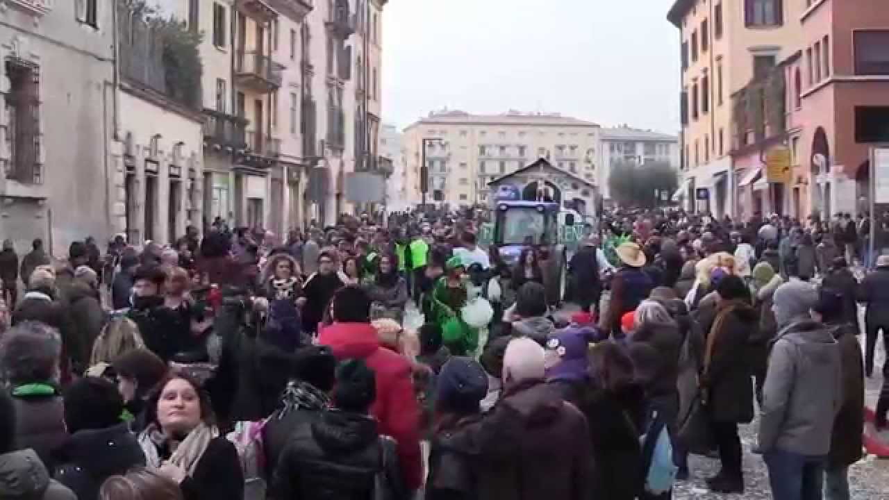 Carnevale a Verona -  Venerdi Gnocolar 2015 - Sfilata carri allegorici .
