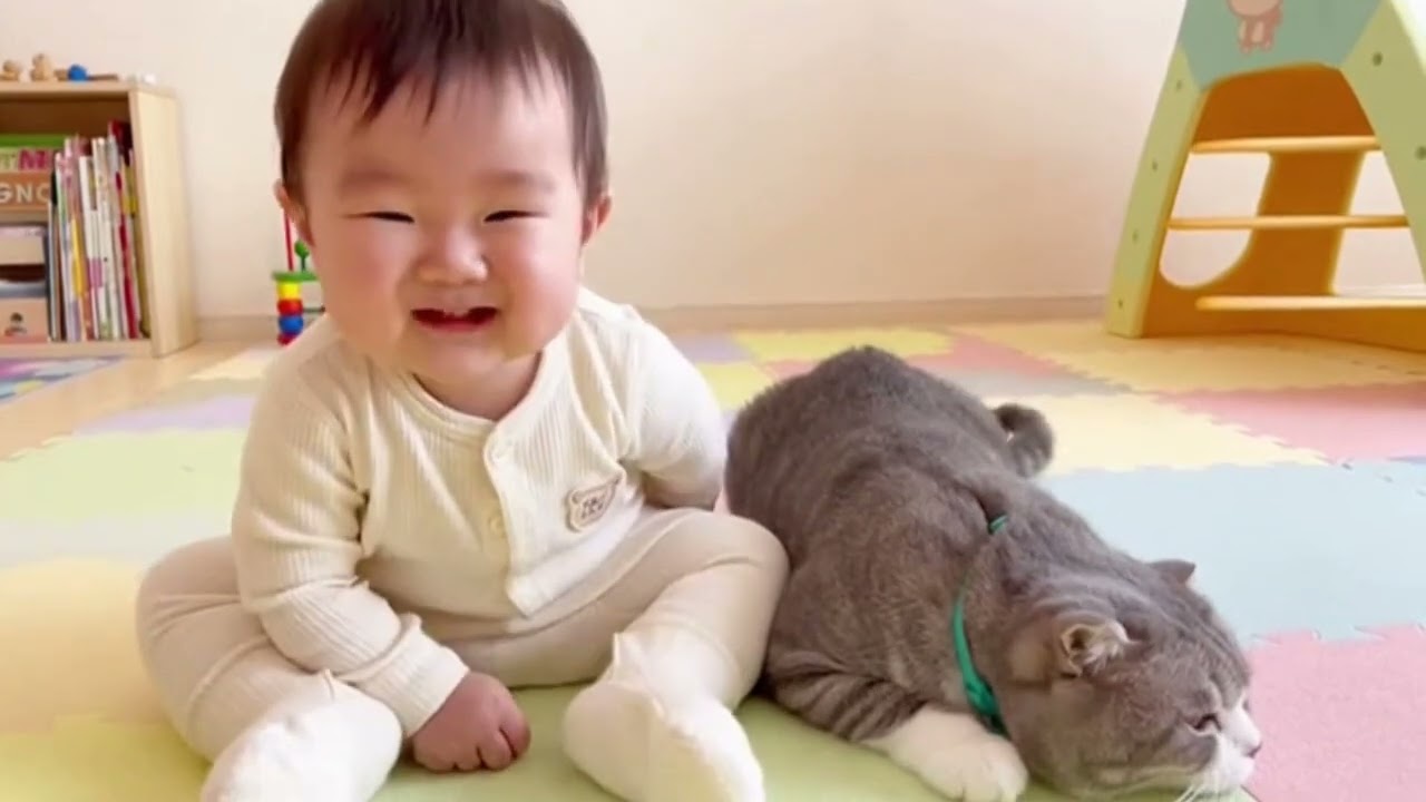 赤ちゃんがあくびした瞬間…猫も同時にあくび（シンクロ）