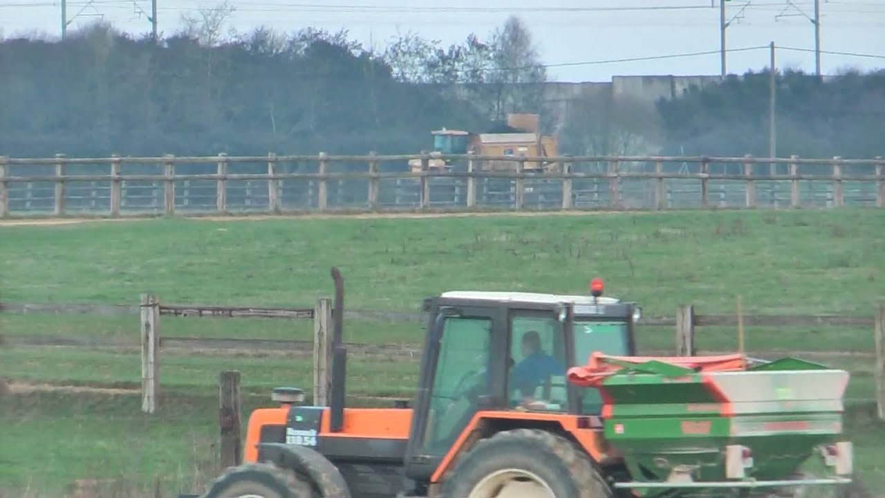 Epandage d'engrais 2009 Renault 110.54 & épandeur Amazone Fortix - fertilizer spreader