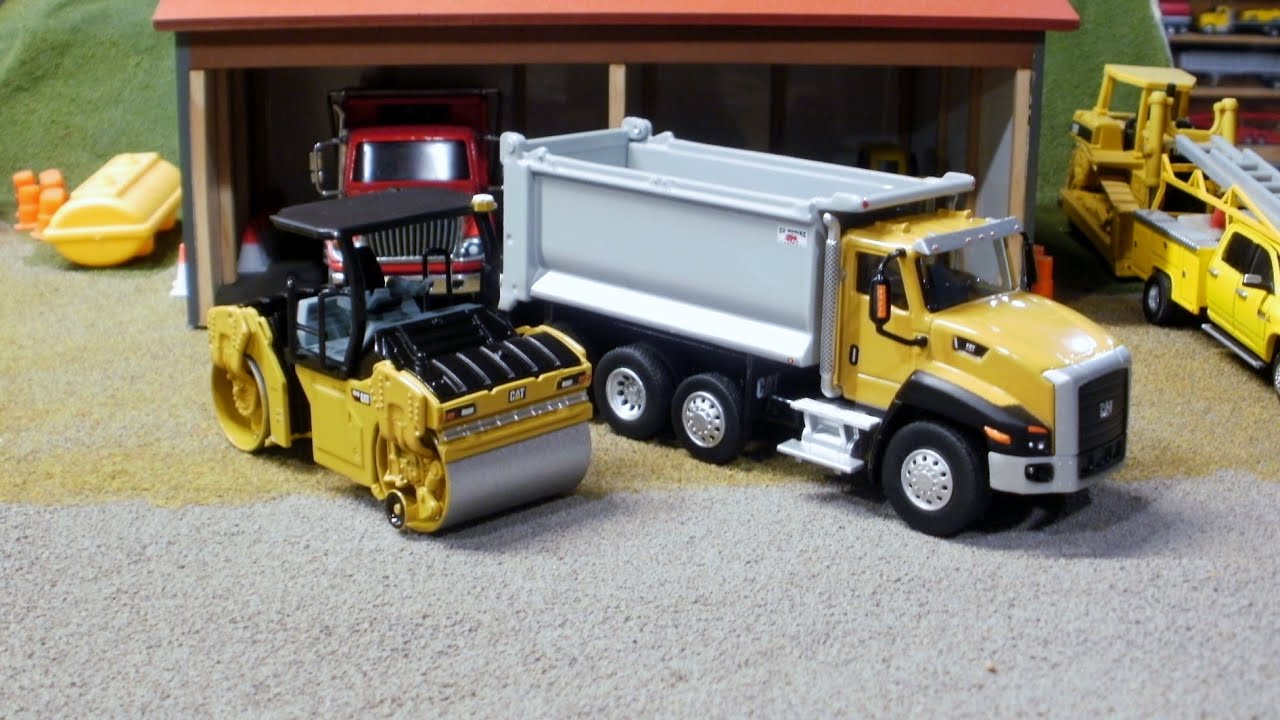 Diecast Masters 1:64 Cat CT660 Dump Truck #85633 and CB-13 Tandem Roller #85630 Review