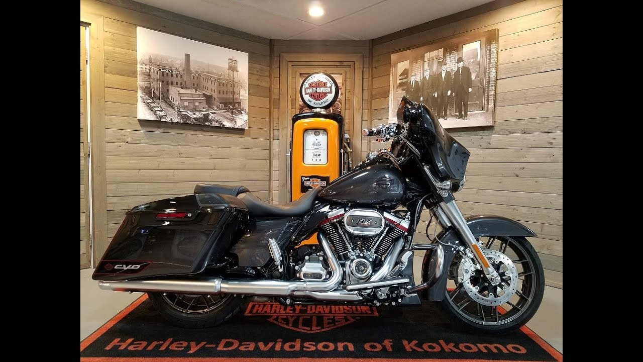 2020 Harley-Davidson CVO Street Glide FLHXSE-Black Stardust Fade.