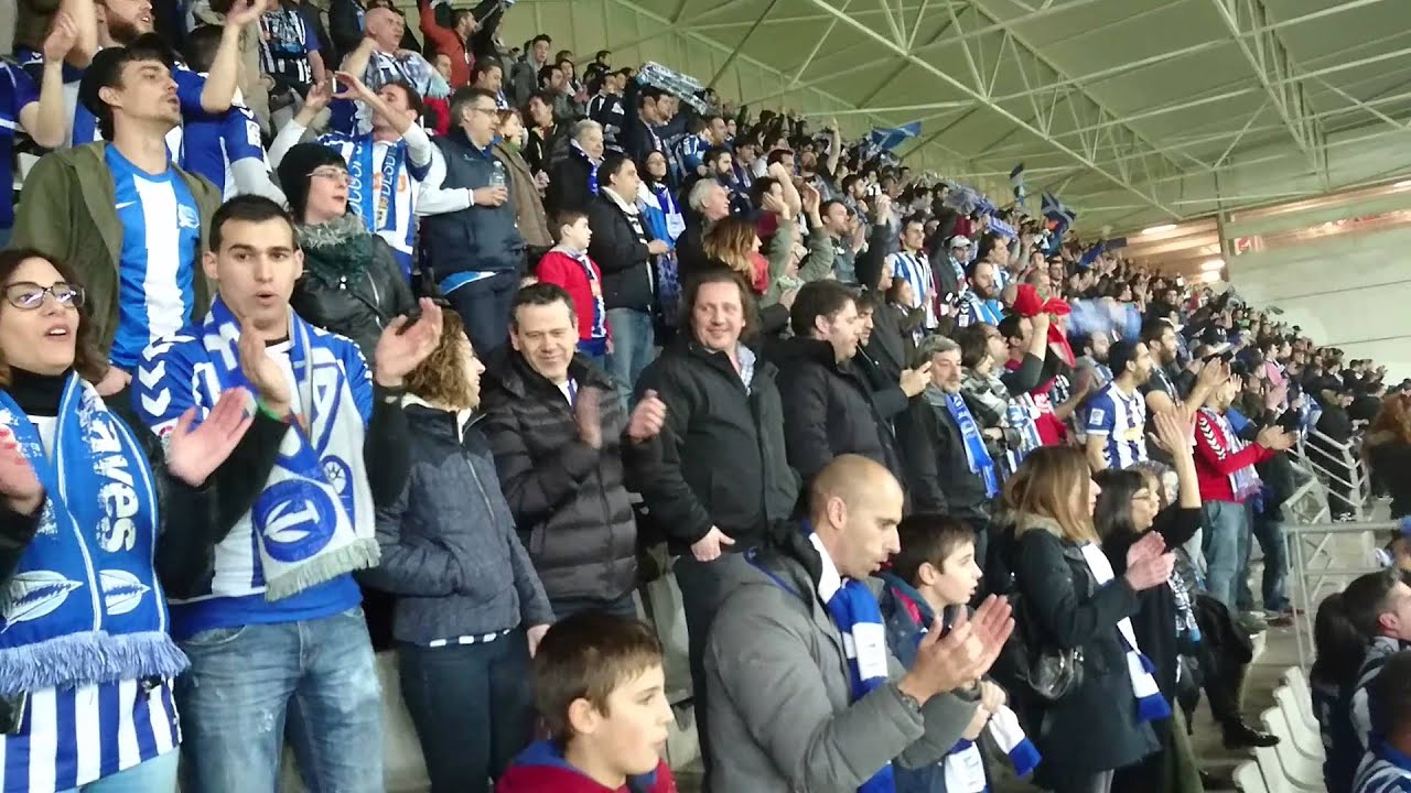 Afición del Alavés cantando el himno en Oviedo