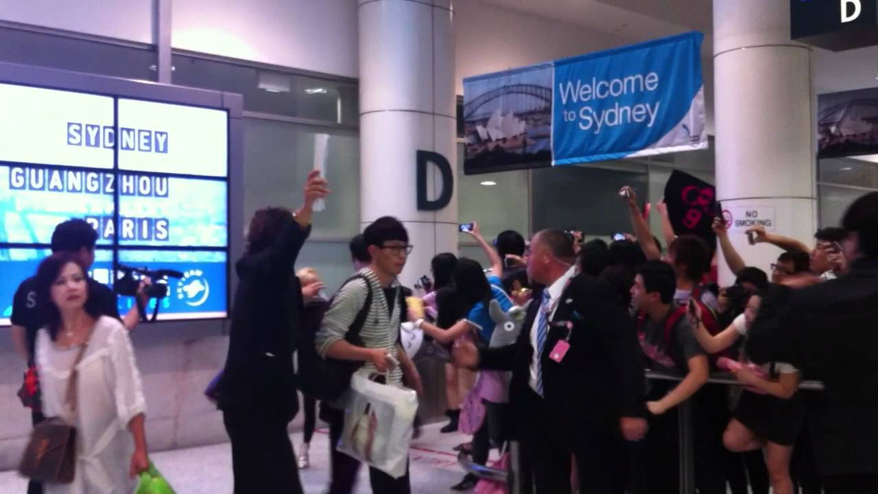 SNSD Girls' Generation Sydney Australia Airport Landing Arrival - KPOP 2011