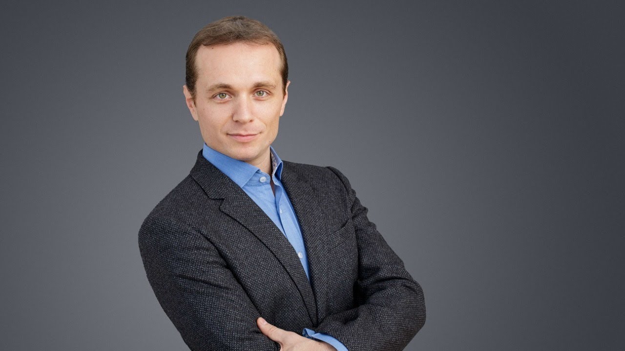 Cum să spui multe, cu cuvinte puține - cu Andy Szekely