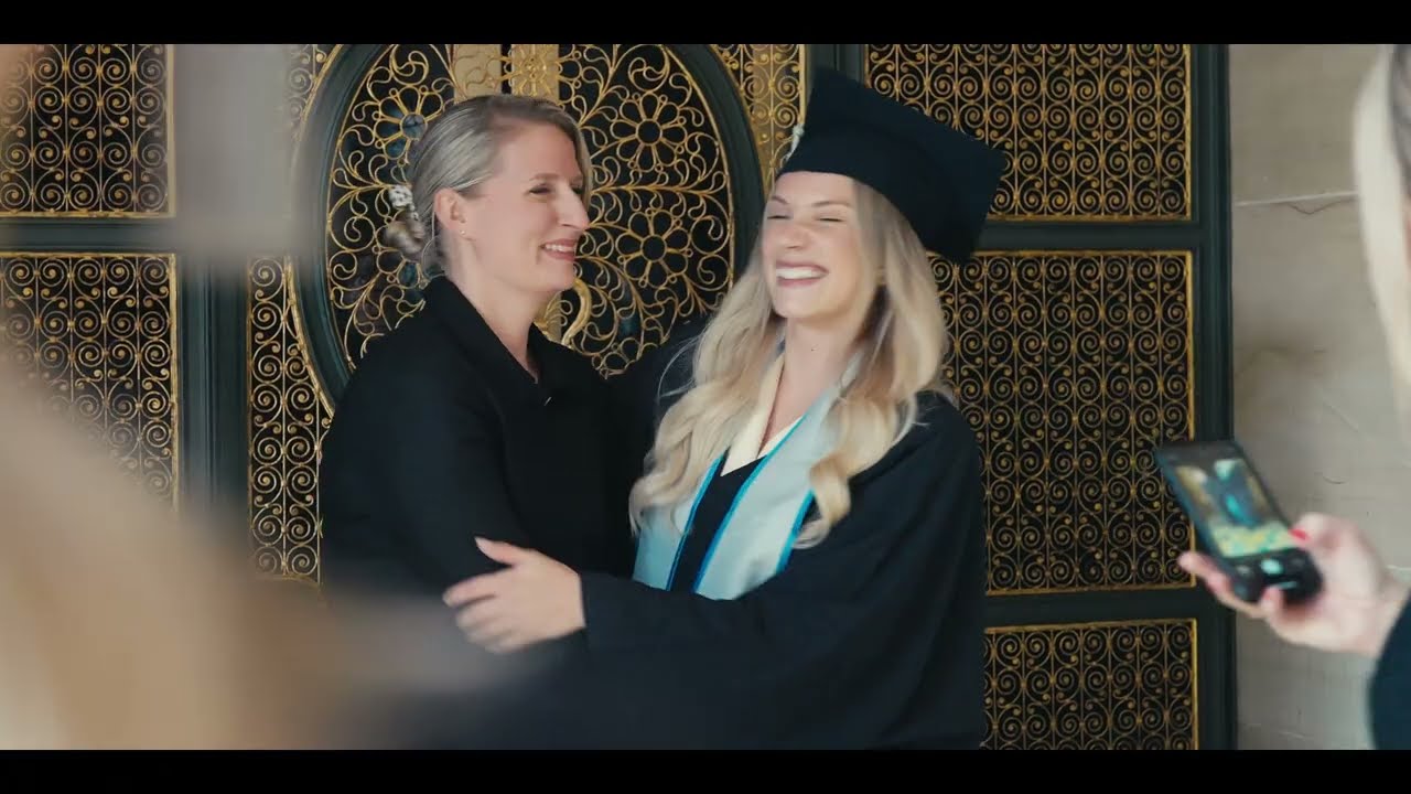 Absolventenfeier 2025 – Urkunden, Applaus und fliegende Hüte! 🎓