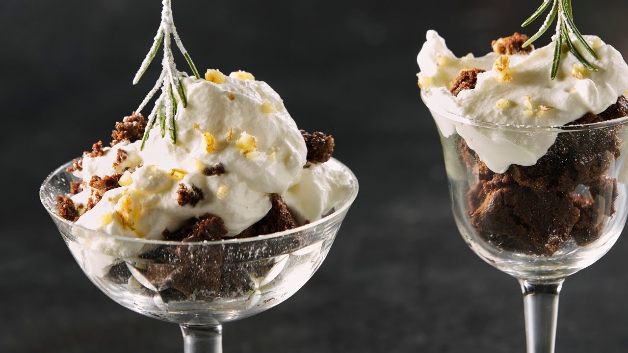 Gots de brownie amb nata muntada