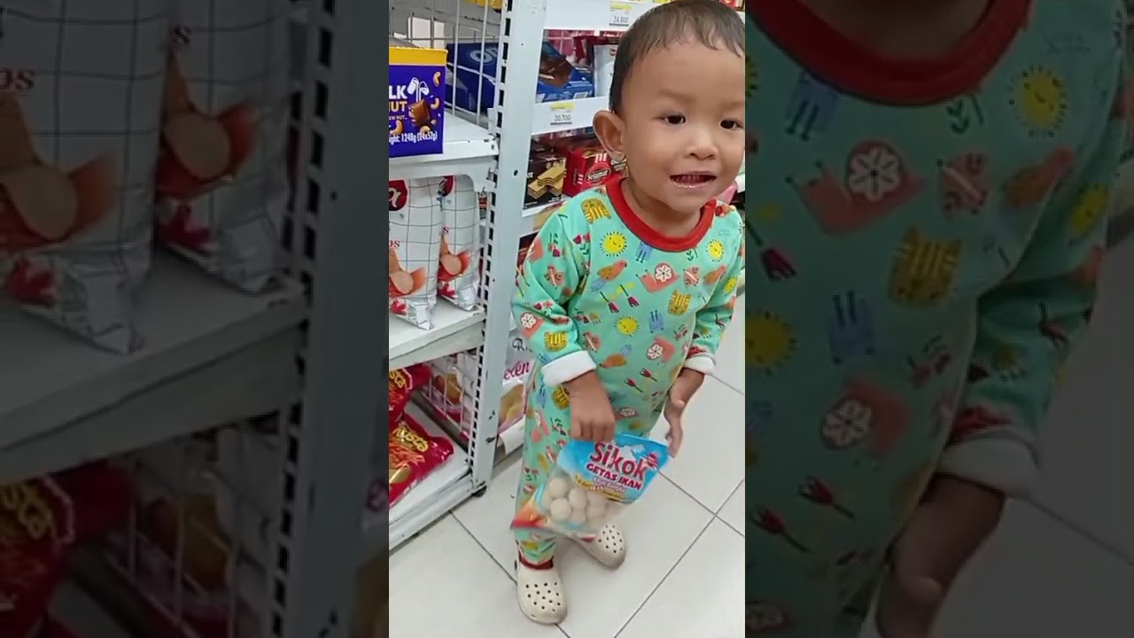 Suta dan mbah lagi belanja....... #indomaret