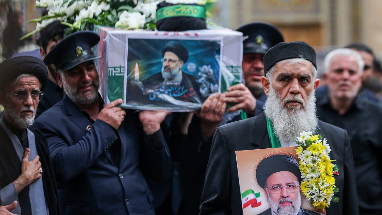 من طهران.. خامنئي يؤدي الصلاة في الرئيس الإيراني إبراهيم رئيسي