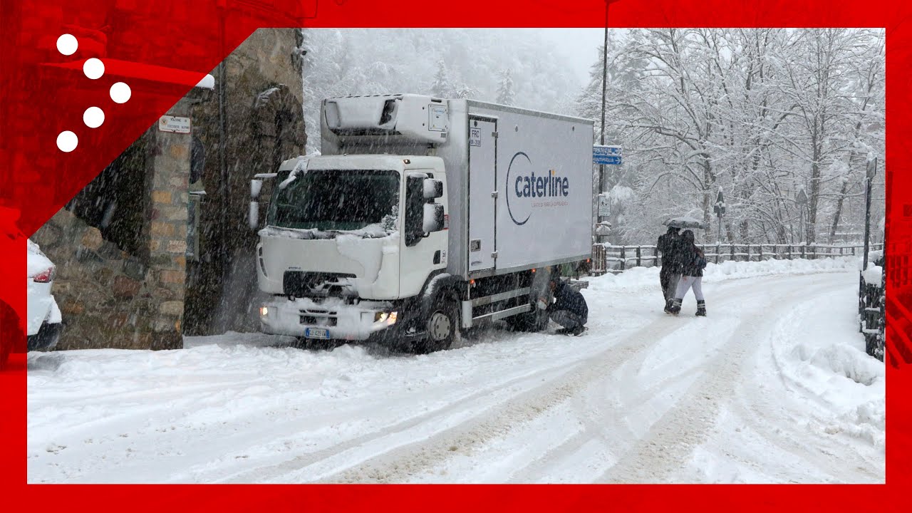 Limone Piemonte sotto la neve: furgoni costretti a mettere le catene per proseguire