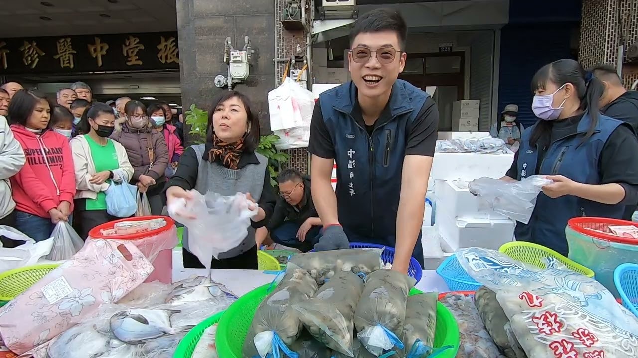 帥兒子忙到昏頭了啦 #中彰海王子 #烏日火車站 #海鮮叫賣 #海鮮拍賣