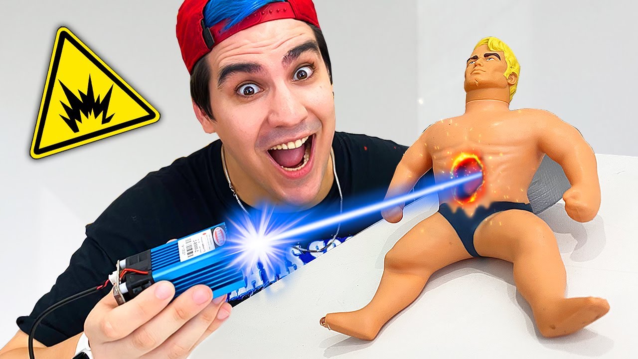 SUPER LASER vs BONECO INDESTRUTÍVEL ! ( QUEIMOU ? )