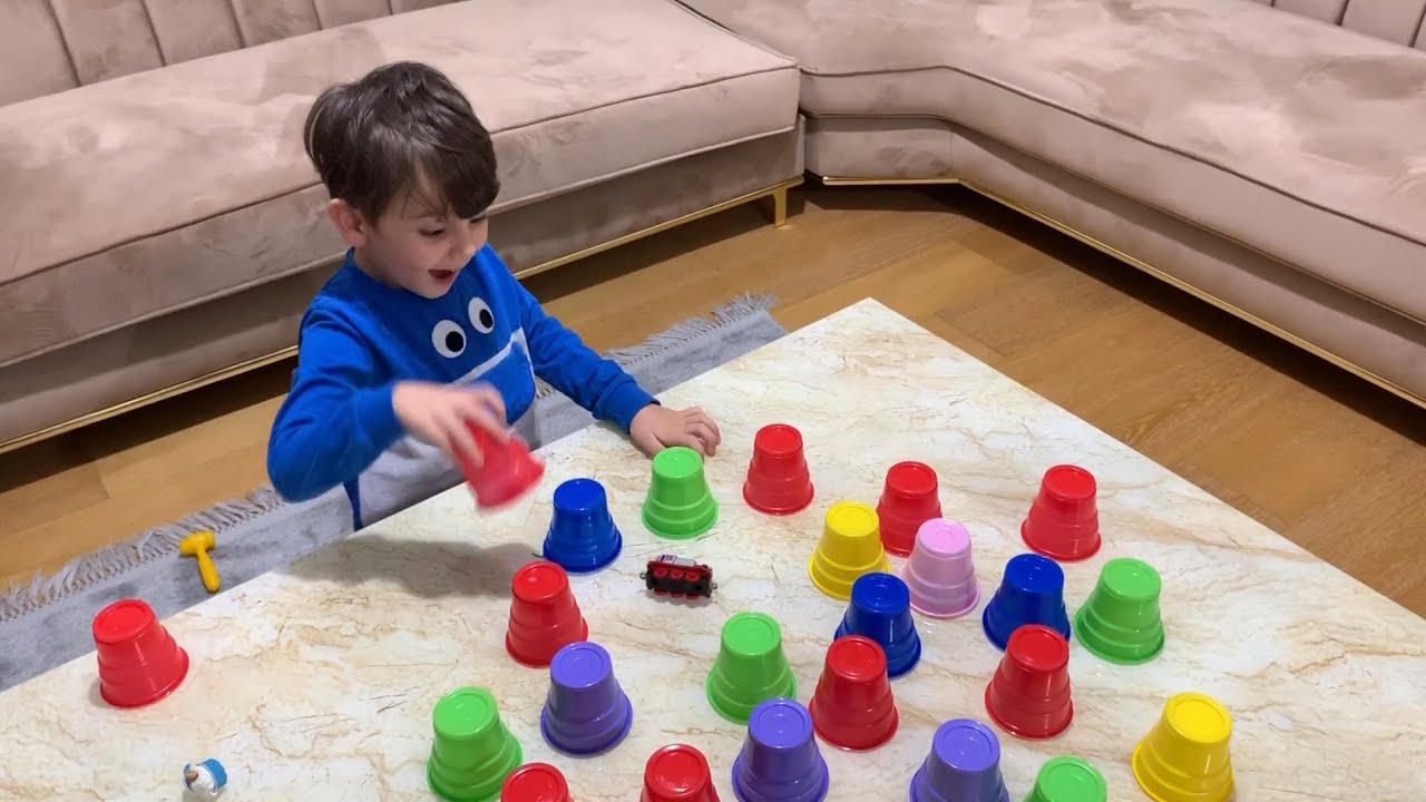 Rengarenk bardakların altında böcekleri bulmadan güzel şeyleri bulabilecek mi?😅 Çok heyecanlııı😍