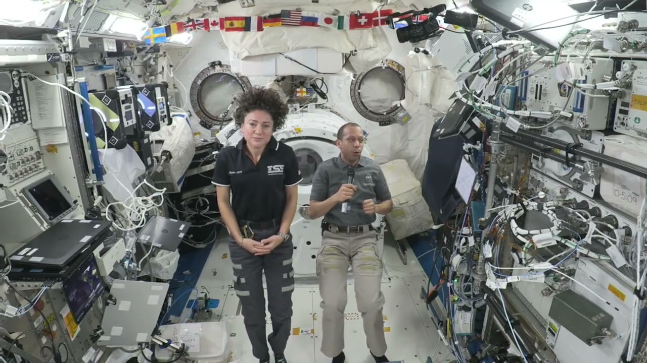 Астронавты НАСА обсуждают жизнь в космосе с представителями учебного центра Challenger – пятница,...