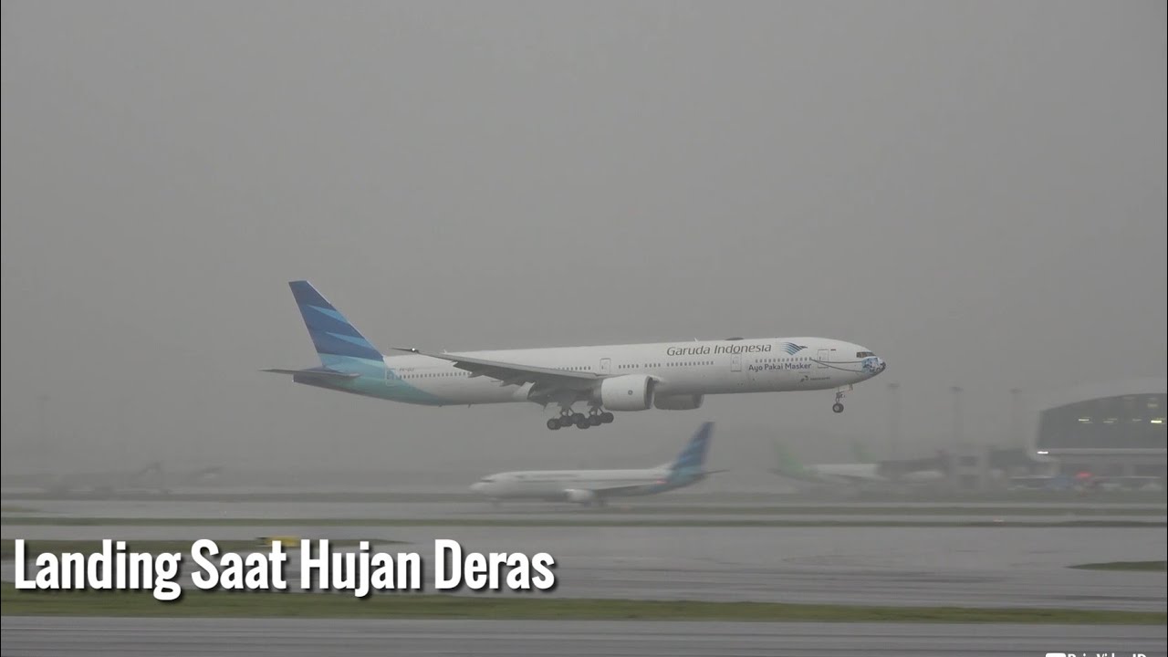 Nonton Pesawat Landing dan Take Off Saat Hujan Deras di Bandara Soekarno-Hatta Jakarta 2021