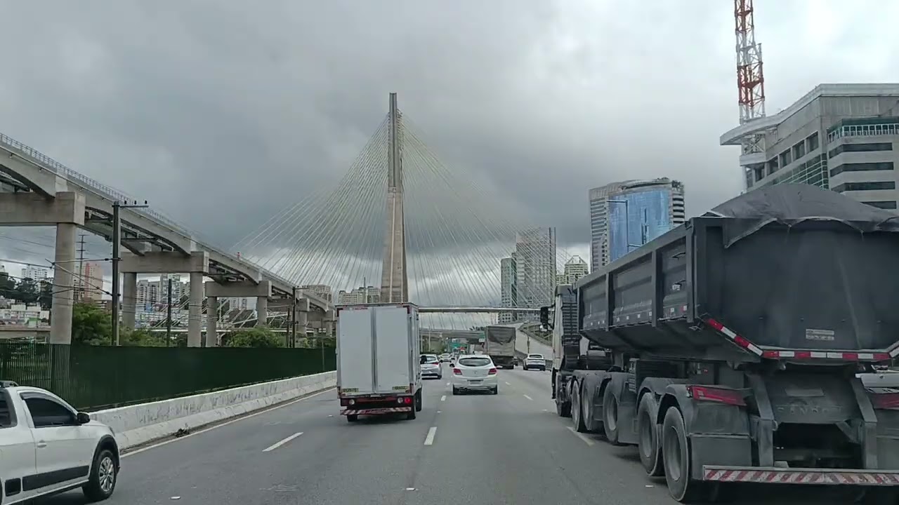 PASSANDO SOB A PONTE  PONTE ) MAIS FAMOSA DA CIDADE DE SÃO PAULO -SP . 