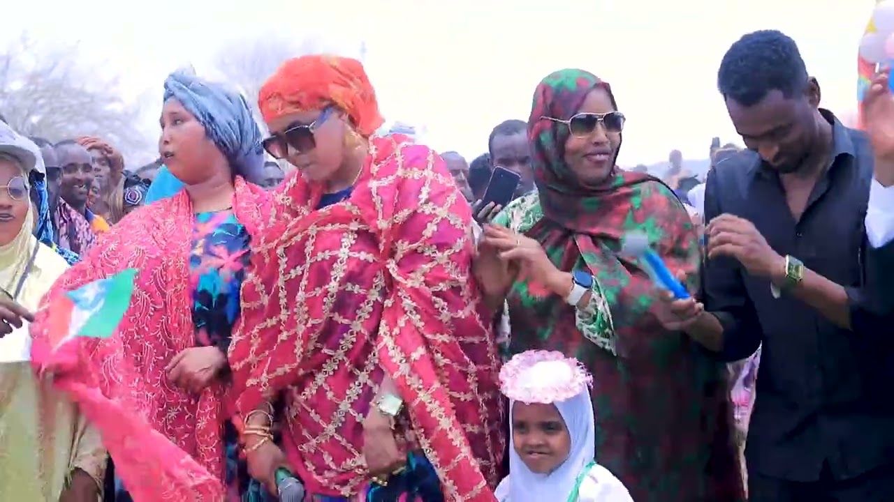 DHAANTO CUSUB SHAAKISA IDIL AYRUUSH IYO XASAN YARE AYAA DADKII XAFLADA JOOGAY KA YAABSADAY!!!