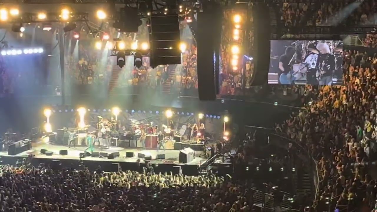 “We Will Rock You” (Queen) with Brian May, Roger & Rufus Taylor; Justin Hawkins on vocals
