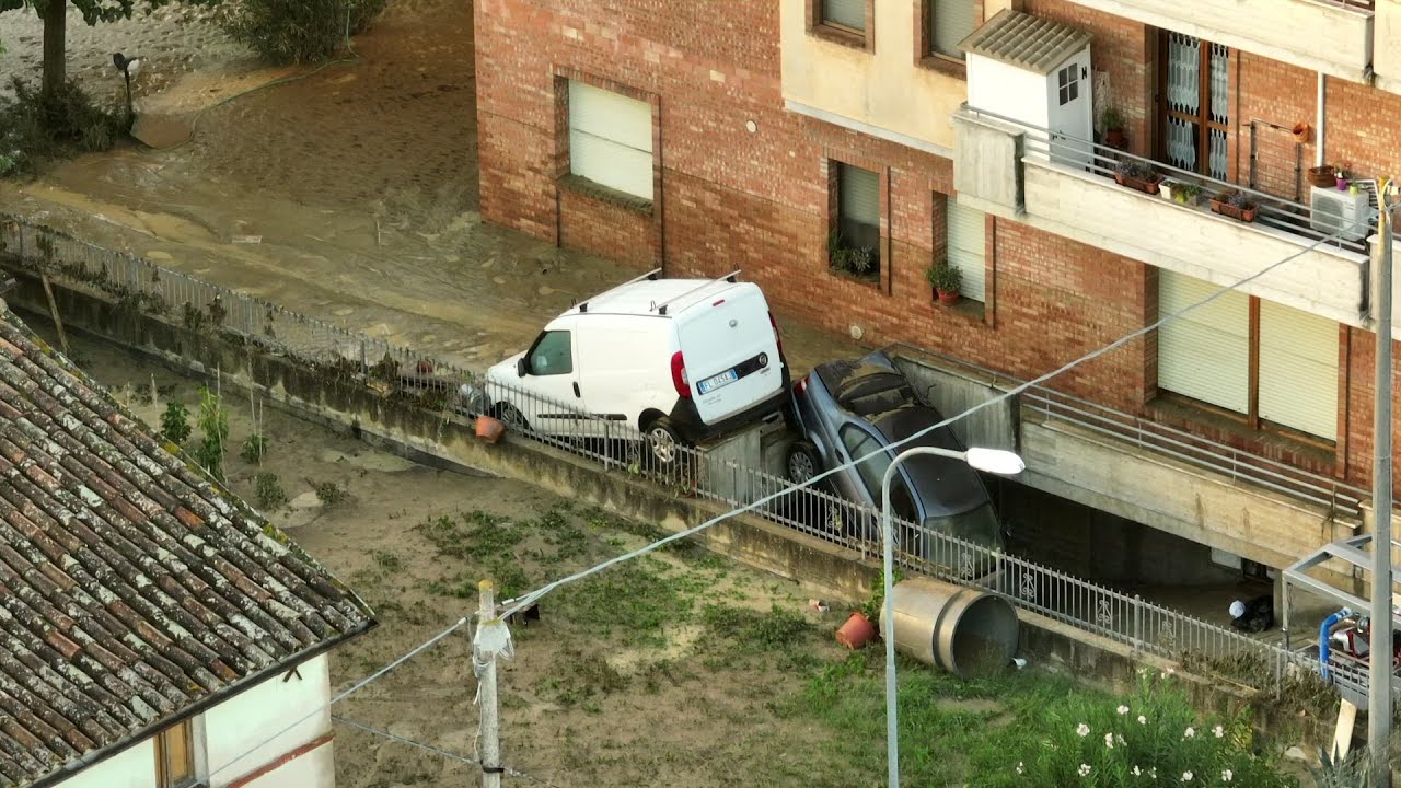 Alluvione nelle Marche, sommersa Pianello di Ostra: immagini aeree, auto trascinate via