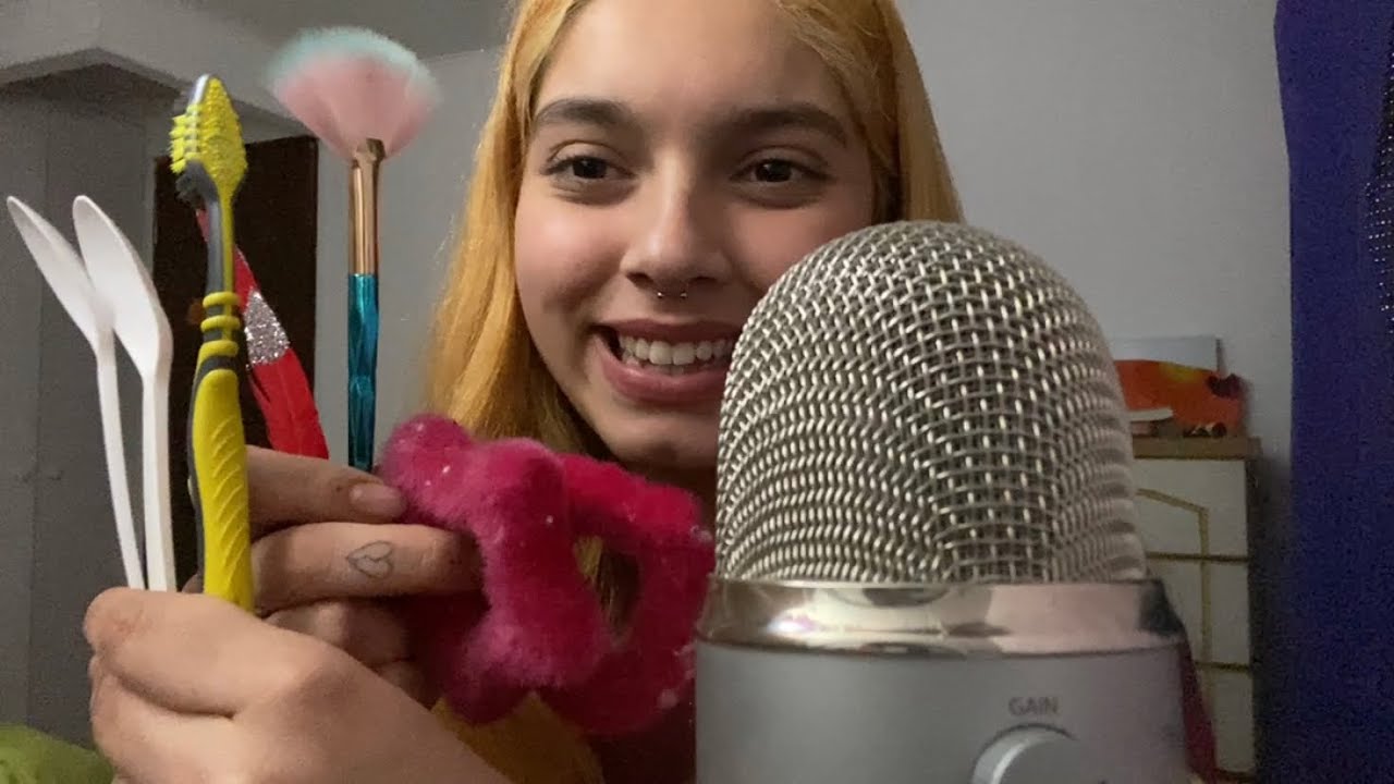 ASMR RASCANDO EL MICRÓFONO con Brochas, Cucharas, Plumas| SOFIWI