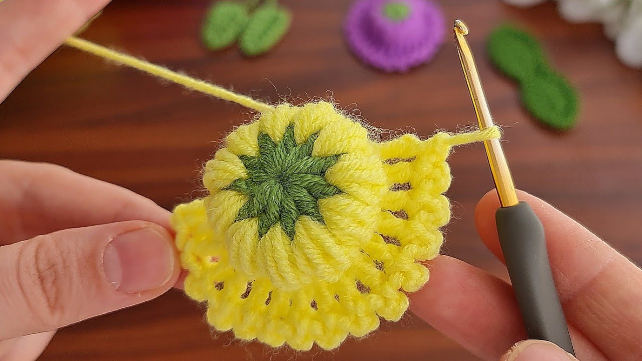 💲💲I Made Money with This Super Easy Crochet Flower Ball Keychain! Sell and give as a gift.