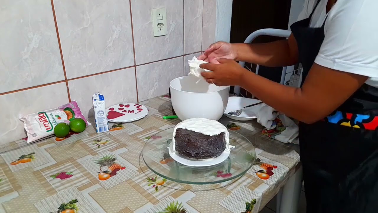 Como fazer glac&ecirc; m&aacute;rmore com gostinho de lim&atilde;o. #bolo #confeitaria #gastronomia